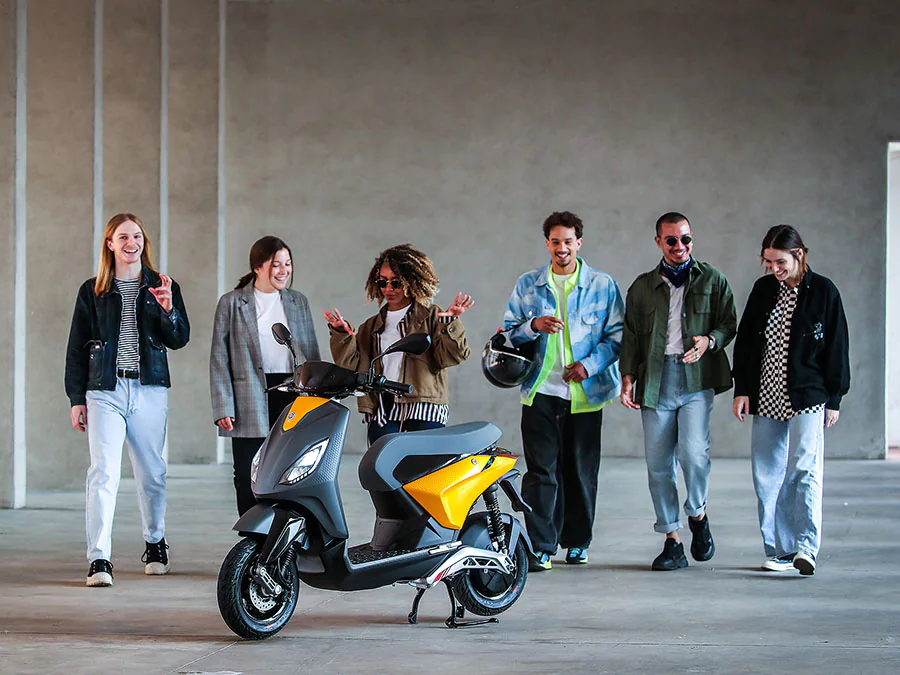 Piaggio 1 电动踏板车